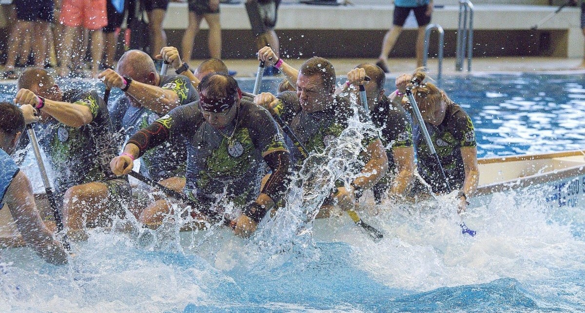 Fotka z halového poháru, kde pádlují lidé na vodě v bazéně